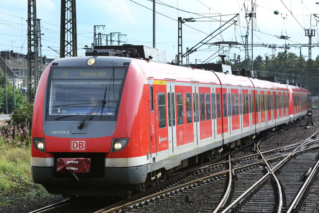 Ein Triebzug der Baureihe ET 422 als S-Bahn bei der Einfahrt in Düsseldorf Hbf als S8 nach Hagen. (Foto: © DB AG / Martin Busbach)