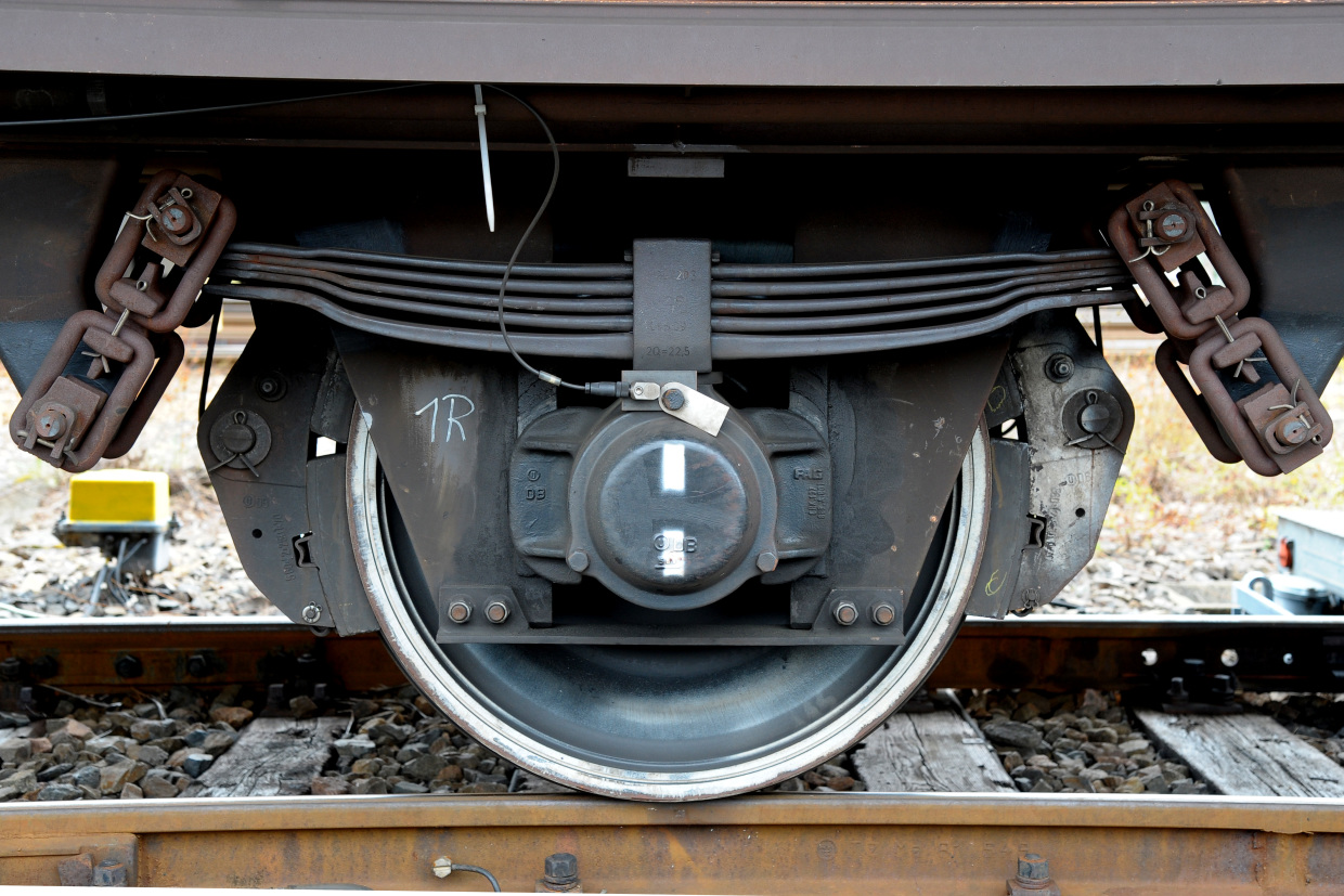 Ein Güterwagen, ausgestattet mit LL-Sohlen - so genannten Flüsterbremsen. (Foto: © DB AG / JET-FOTO)
