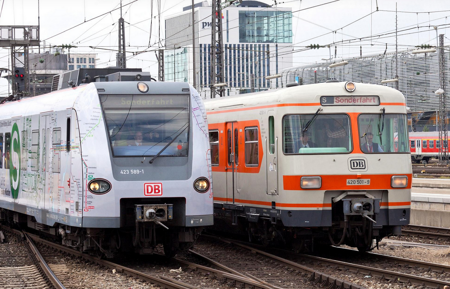 Feier zum 40-jährigen Jubiläum der S-Bahn München: Ein moderner ET 423 und der historische ET 420 001 fuhren gemeinsam in den Münchner Hauptbahnhof ein. (Foto: Flickr / Peter Specht)