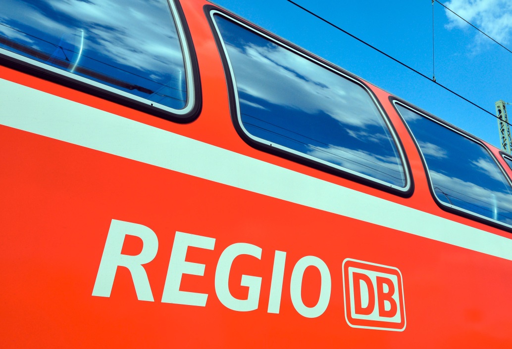 DB Regio-Logo auf einem Regionalzugwagen der Deutschen Bahn. (Foto: © DB AG / Volker Emersleben)