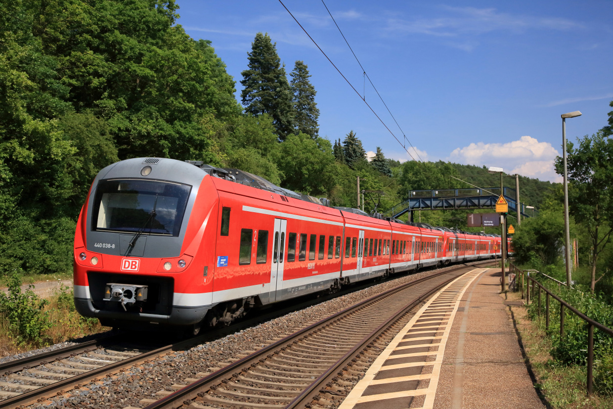 Ein Triebzug der Baureihe ET 440 in Mehrfachtraktion: Dieser Fahrzeugtyp soll ab 2019 bzw. 2020 auf den Linien RE 8 und RB 33 zum Einsatz kommen. (Foto: © DB AG / Uwe Miethe)