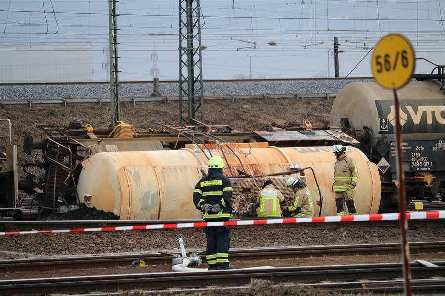 Der umgestürzte Kesselwagen im Bahnhof Mainz-Bischofsheim. (Foto: © Einsatzreport Südhessen)