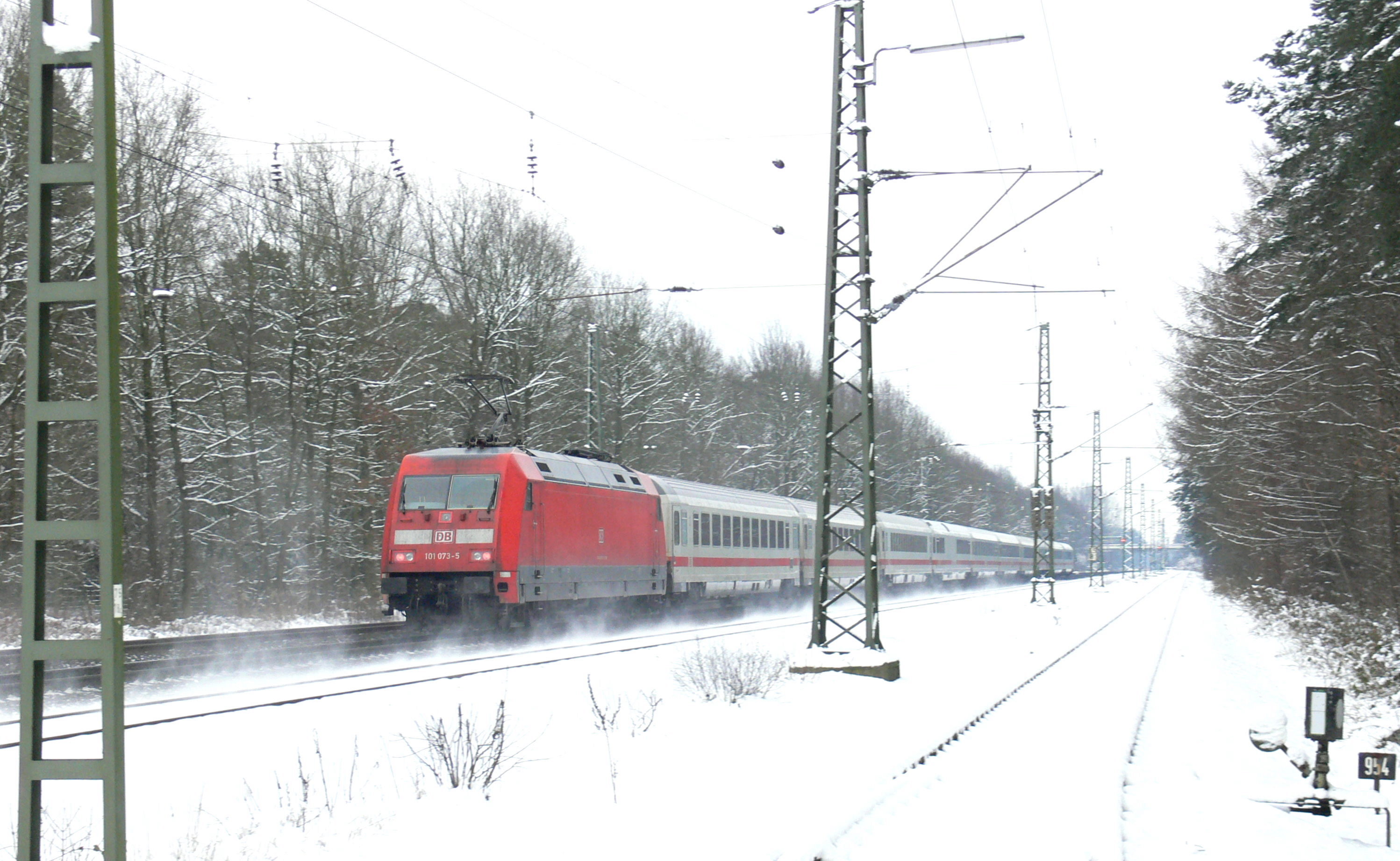 Ein Intercity fährt durch das Winterwetter. (Foto: © Erich Westendarp / Pixelio)