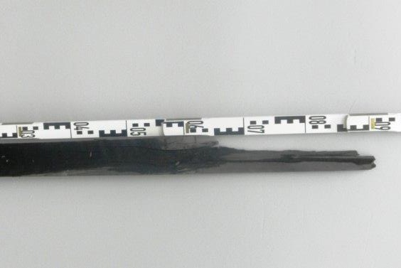 Dieser schwarze, 90 Zentimeter lange Holzkeil wurde Holzkeil wurde im Weichenbereich entdeckt. (Foto: © Bundespolizei)