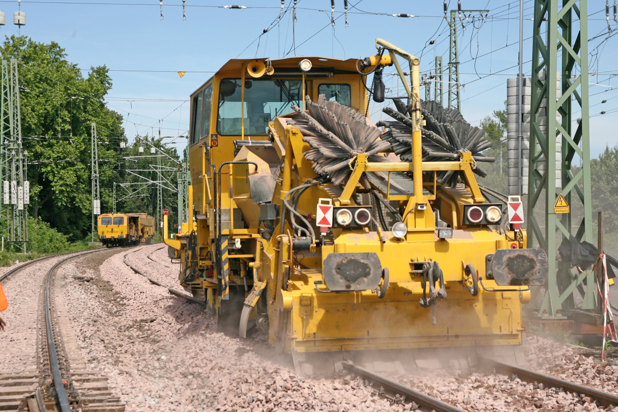 Symbolfoto: Ein Baufahrzeug bei Arbeiten an einer Bahnstrecke. (Foto: © DB AG / Kai Michael Neuhold)