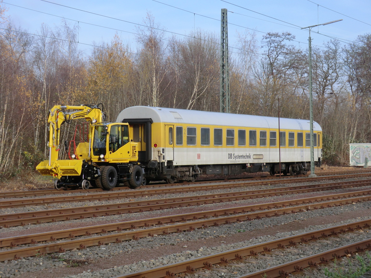 An dem gleisfahrbaren Hydraulikbagger wurden Bremsprüfungen und Sicherheitstests gegen Entgleisen durchgeführt. (Foto: © DB AG)