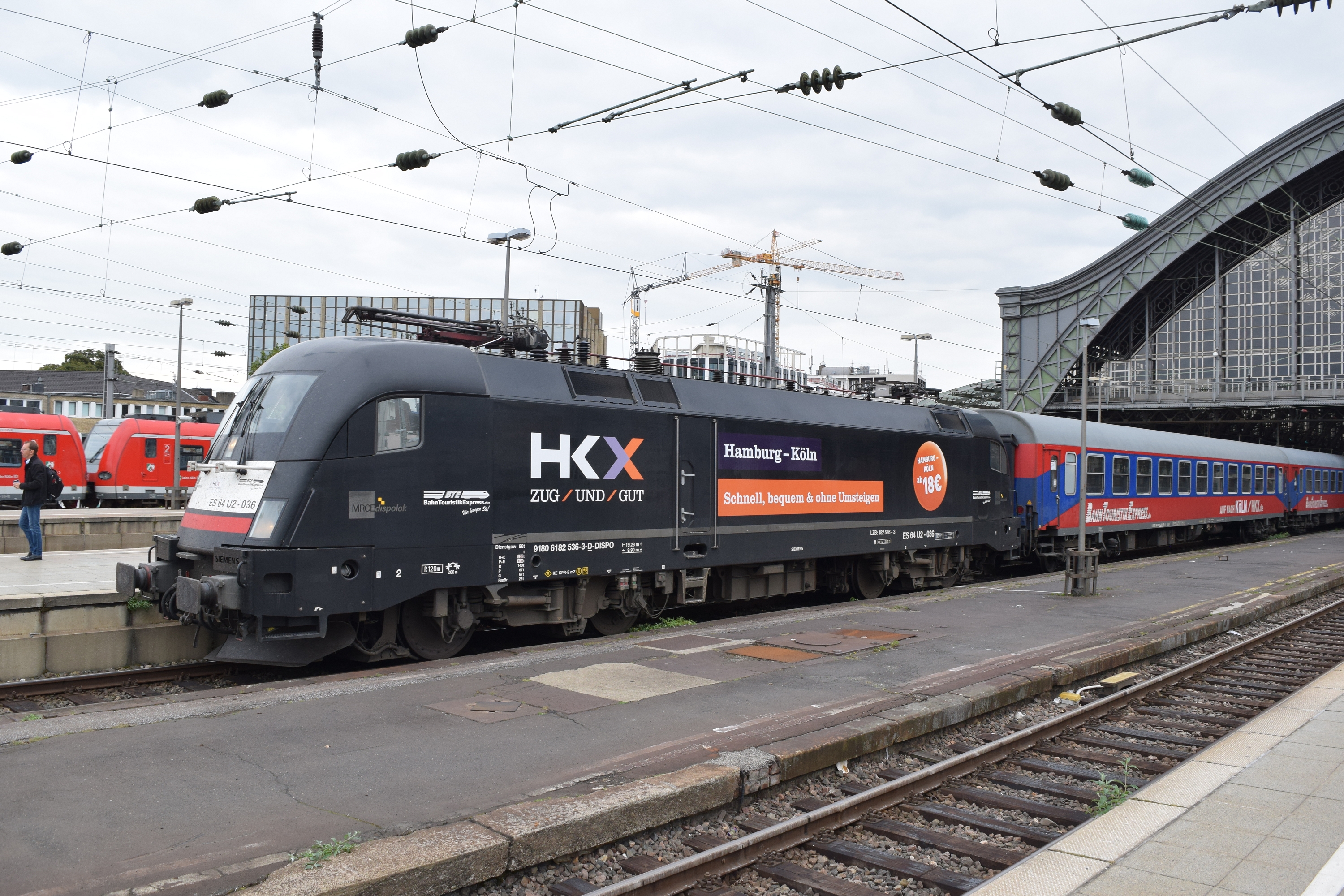Zug der Hamburg-Köln-Express GmbH (HKX) im Kölner Hauptbahnhof im Herbst 2016. (Foto: © Bahnblogstelle)
