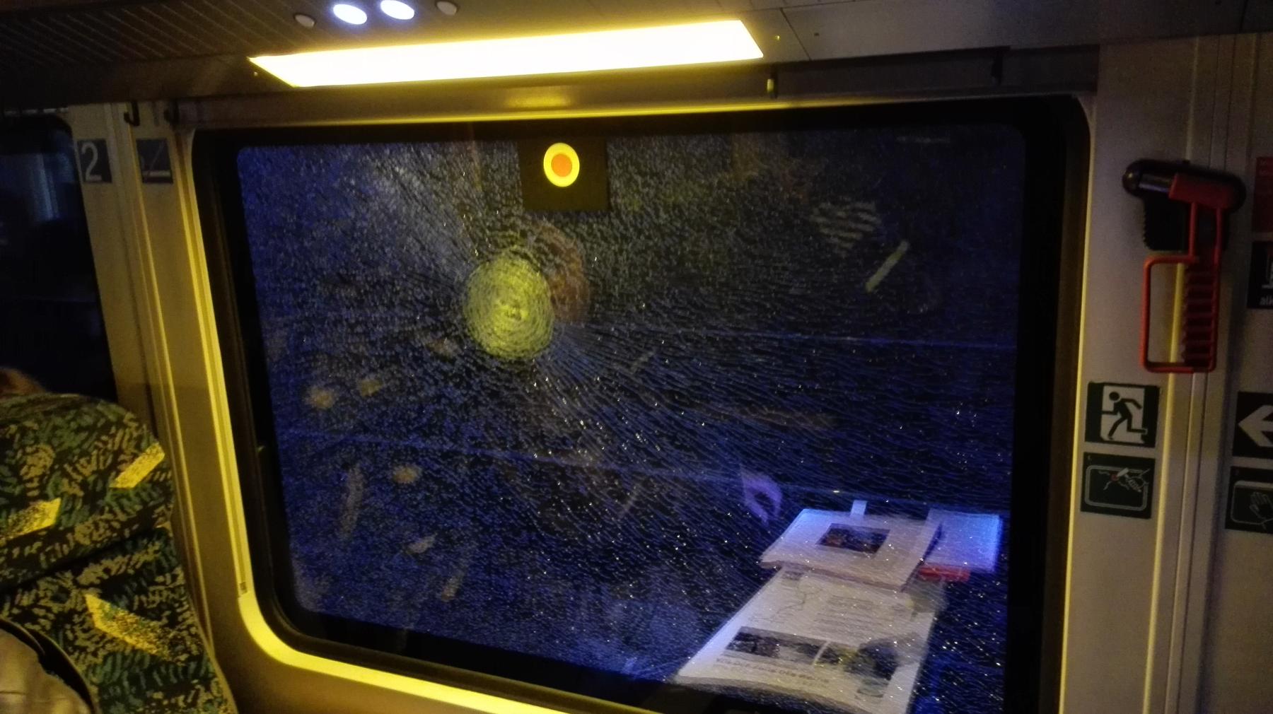 Durch Steinwurf zerstörte Fensterscheibe. (Foto: © Bundespolizei)