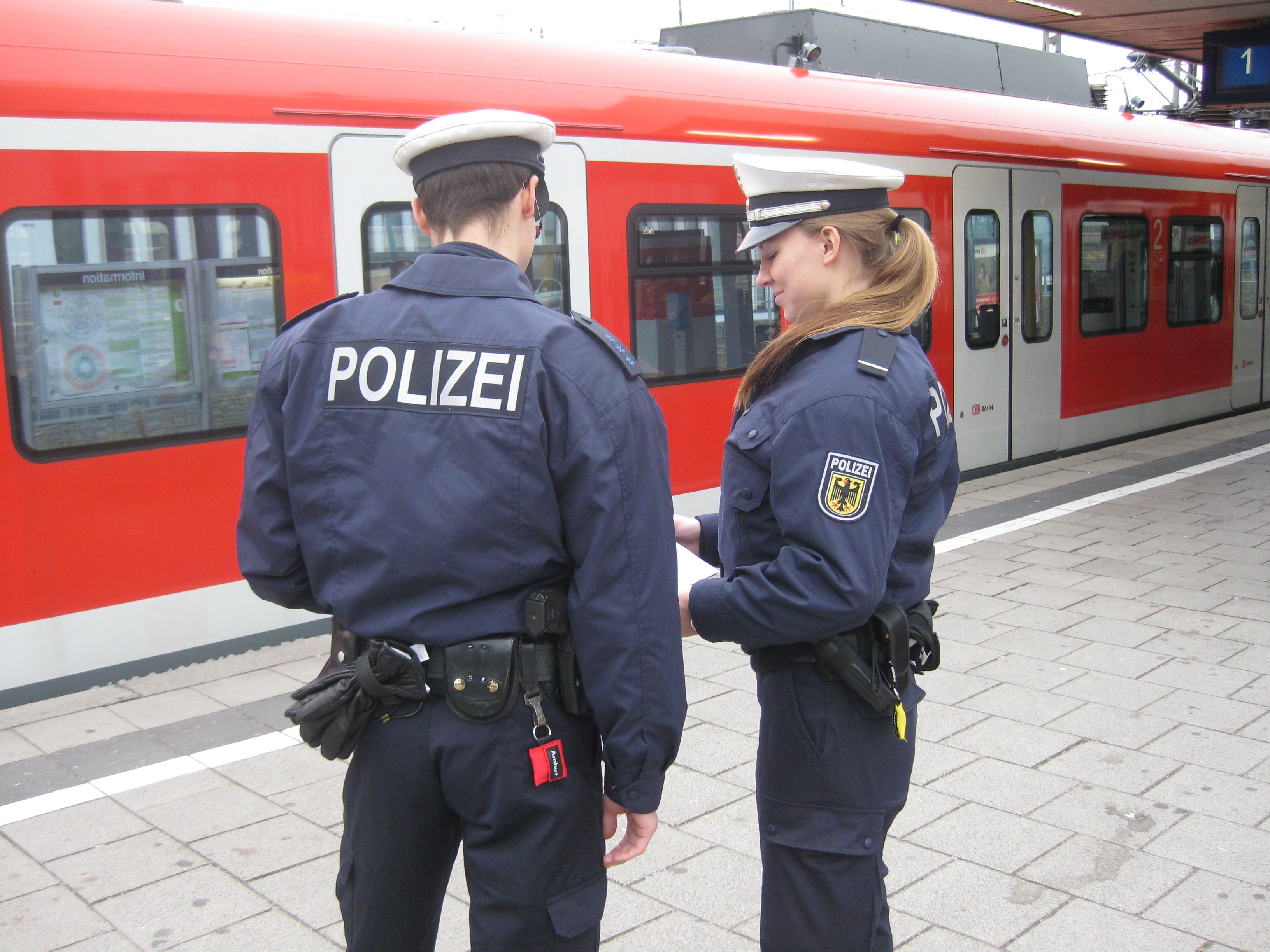 Symbolbild: Beamte der Bundespolizei vor einem Zug der Deutschen Bahn. (Foto: © Bundespolizei)