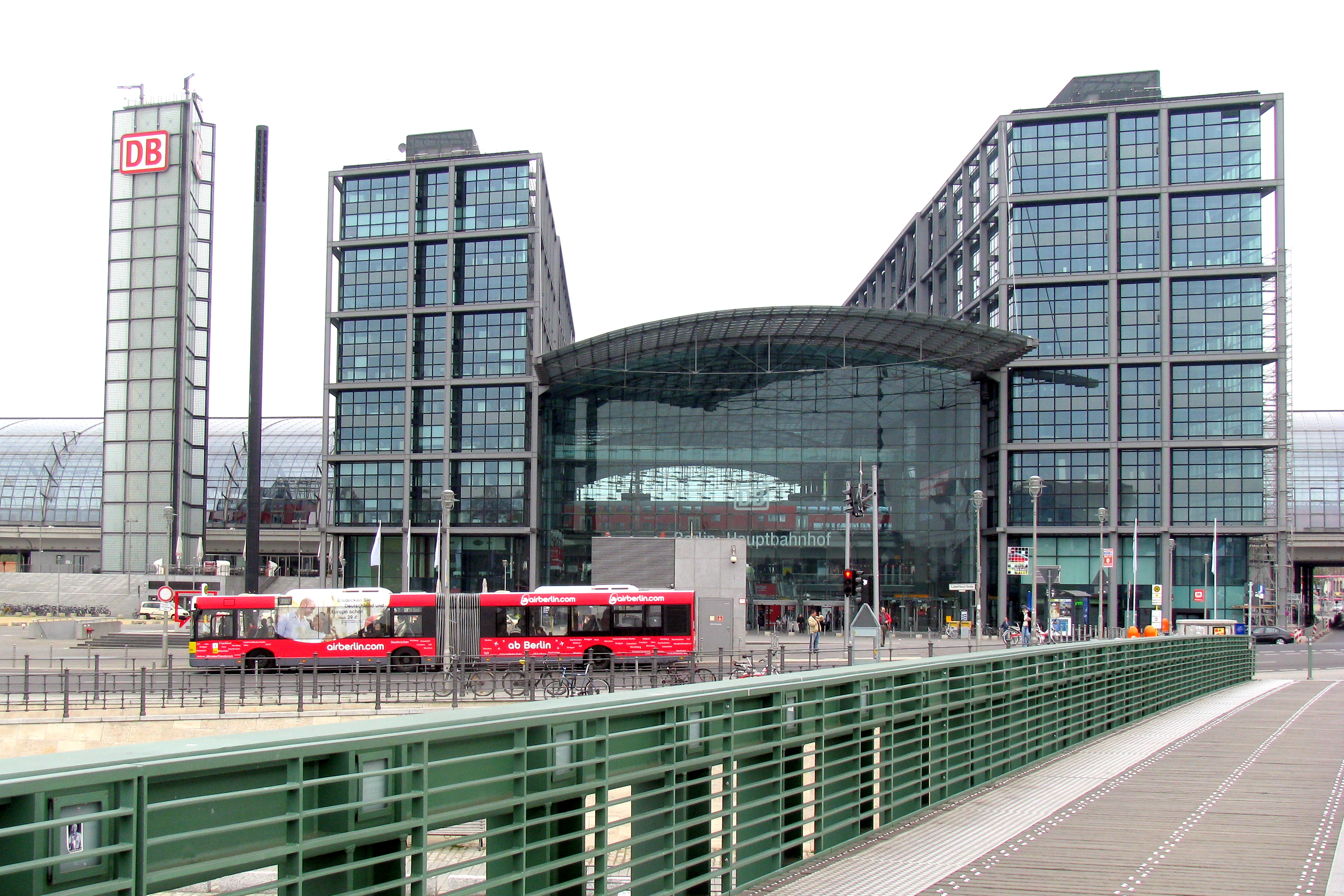 Der Berliner Hauptbahnhof. (Foto: © Johannes Vortmann / Pixelio)