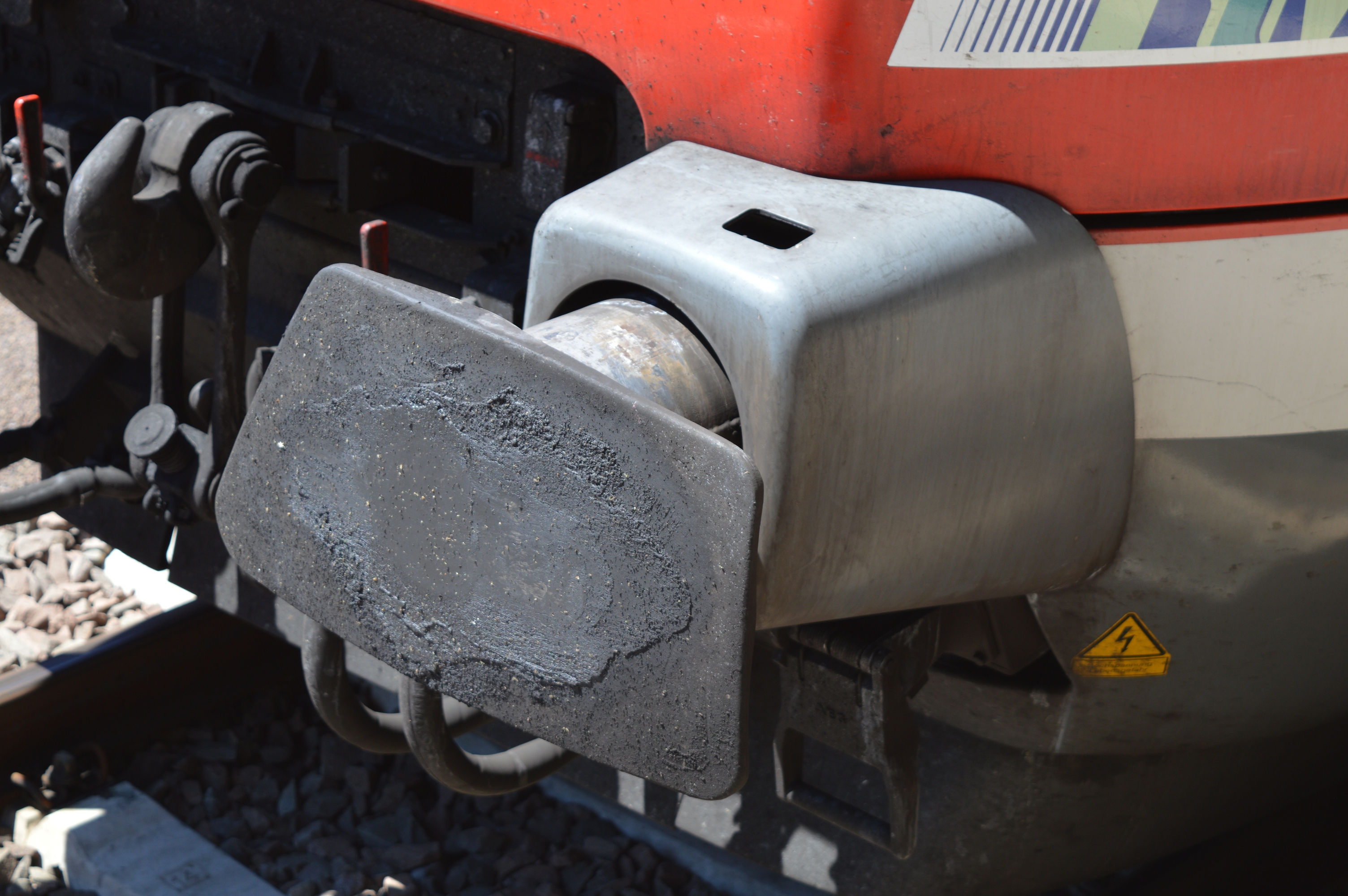 Symbolbild: Puffer am Steuerwagen eines lokbespannten Zuges. (Foto: © Bahnblogstelle)