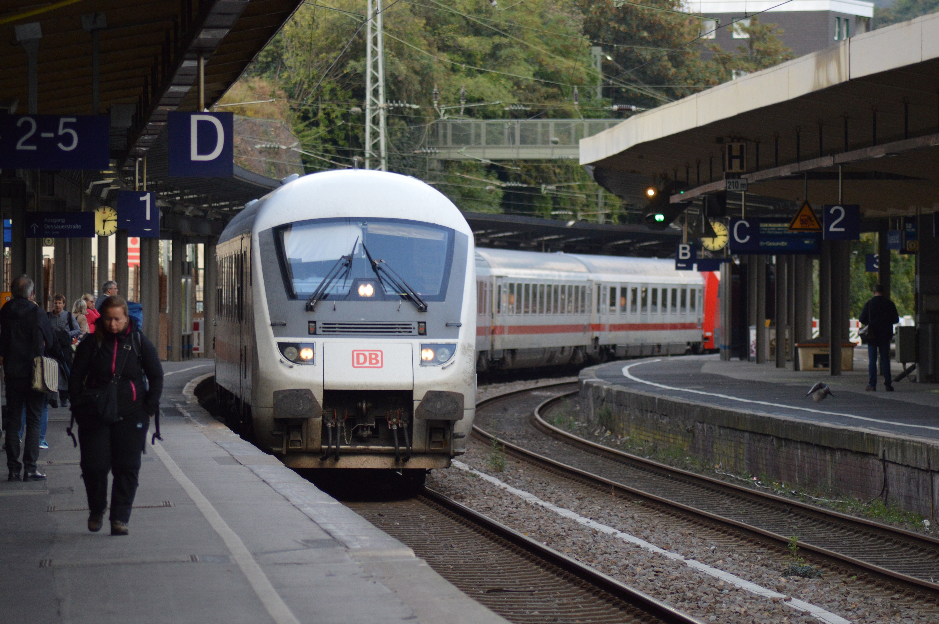 Symbolbild: Ein Intercity der Deutschen Bahn bei der Einfahrt in einen Bahnhof. (Foto: © Bahnblogstelle)