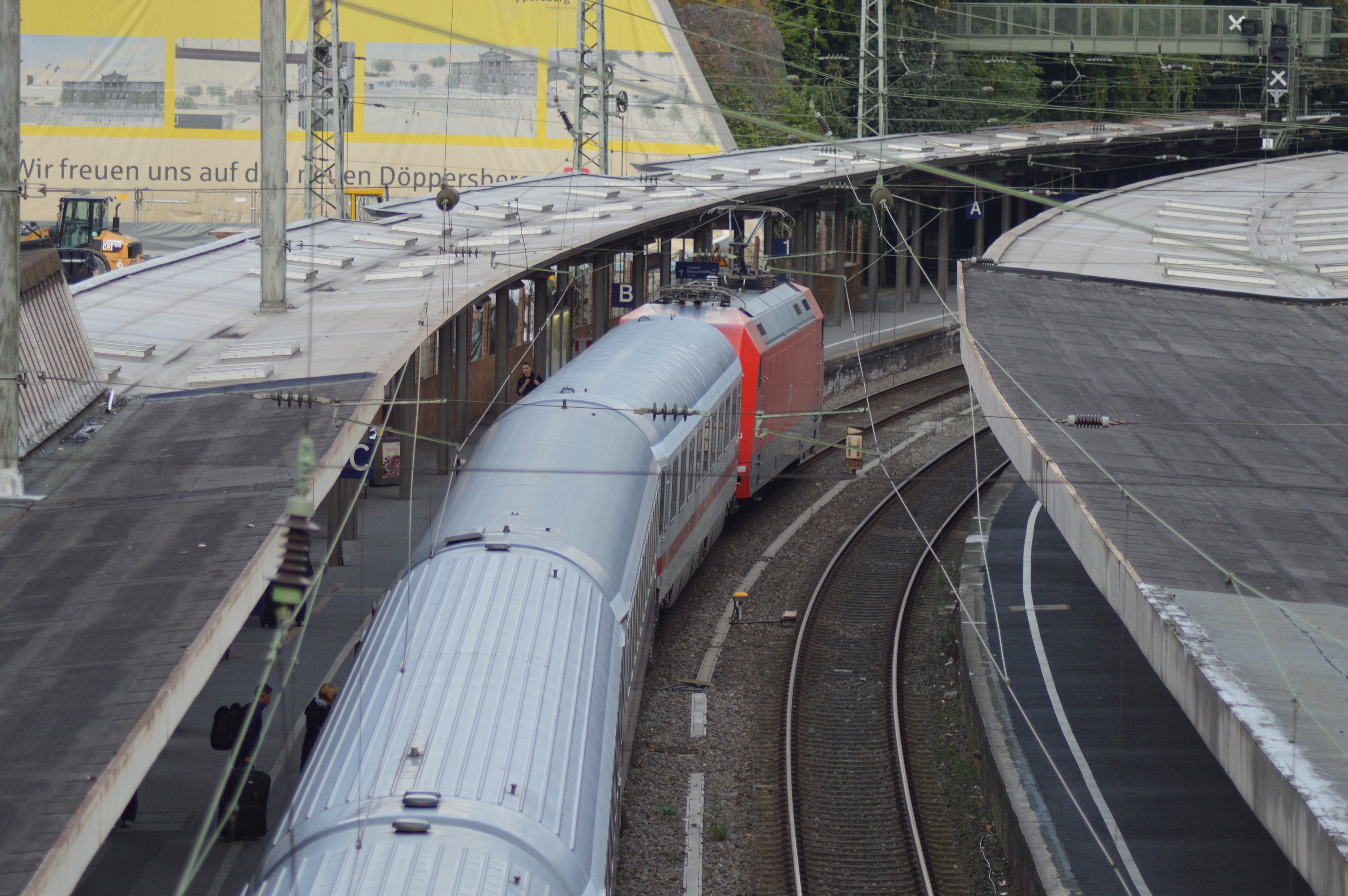 Blick von der Fußgängerüberführung am Wuppertaler Hauptbahnhof. (Foto: © Bahnblogstelle)