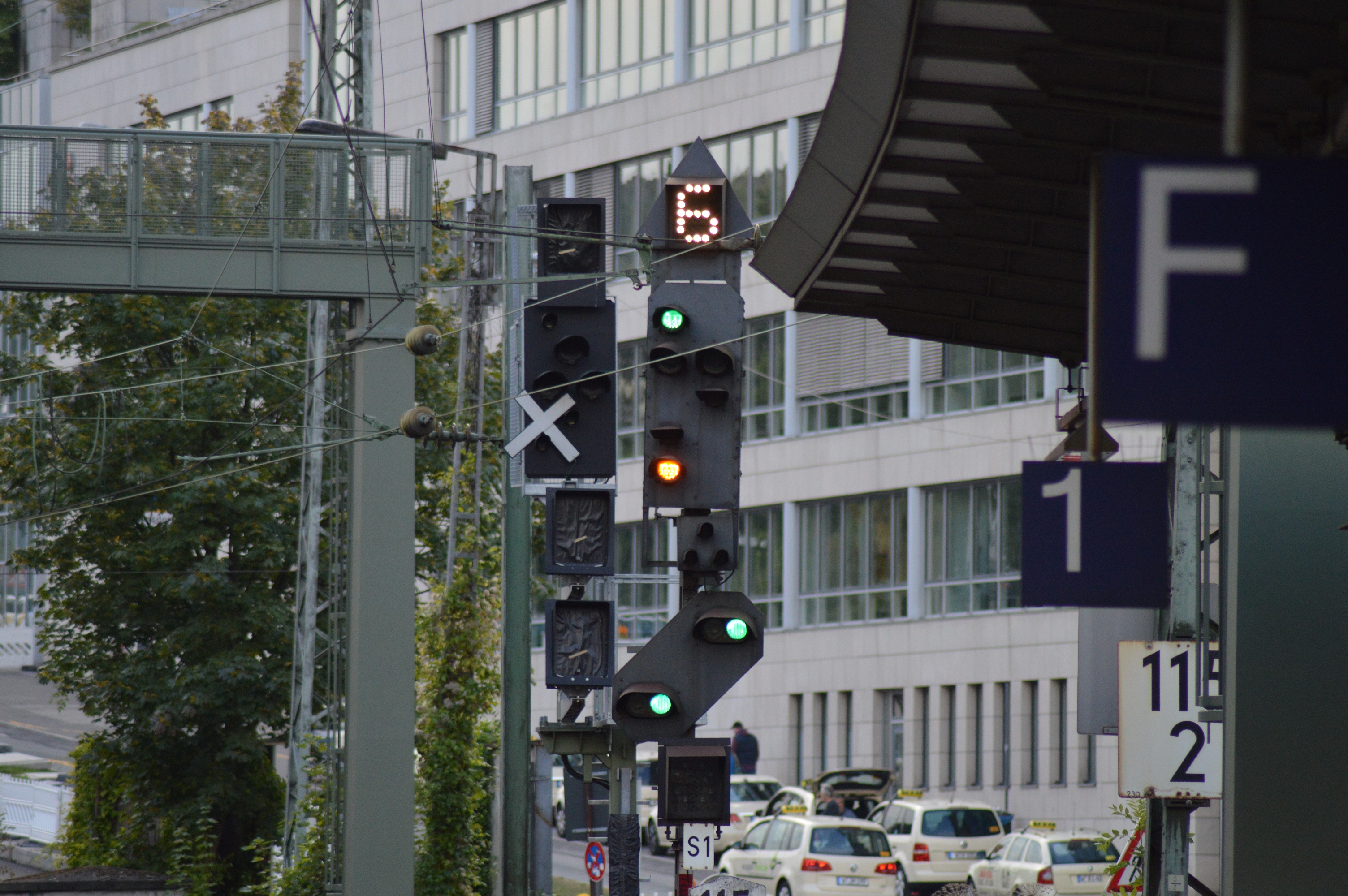 Wuppertal Hauptbahnhof: Ein altes, noch in Betrieb befindliches H/V-Lichtsignal neben einem neuen Ks-Signal. (Foto: © Bahnblogstelle)