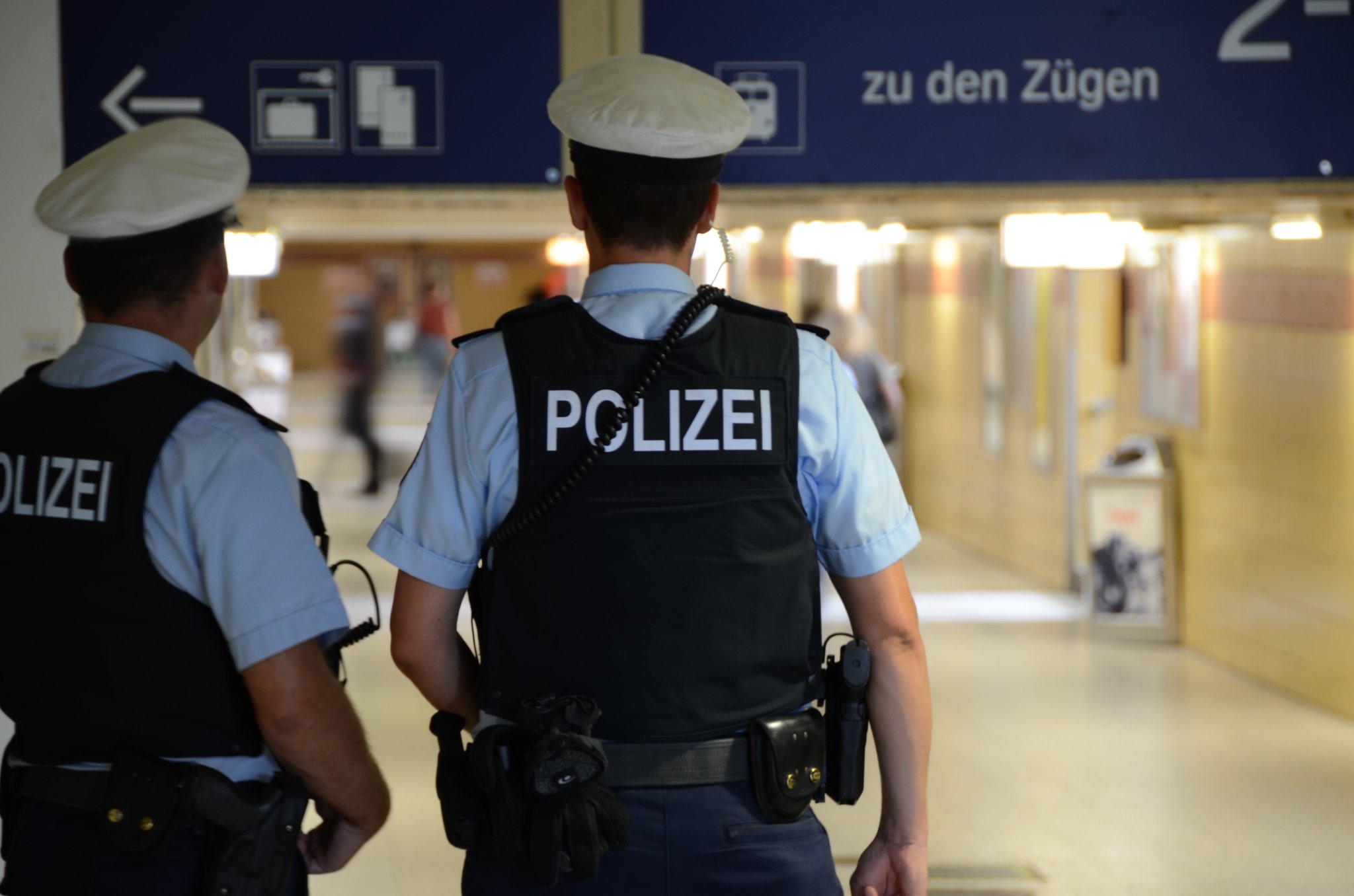 Symbolbild: Beamte der Bundespolizei auf Streife in einem Bahnhof. (Foto: © Bundespolizei)