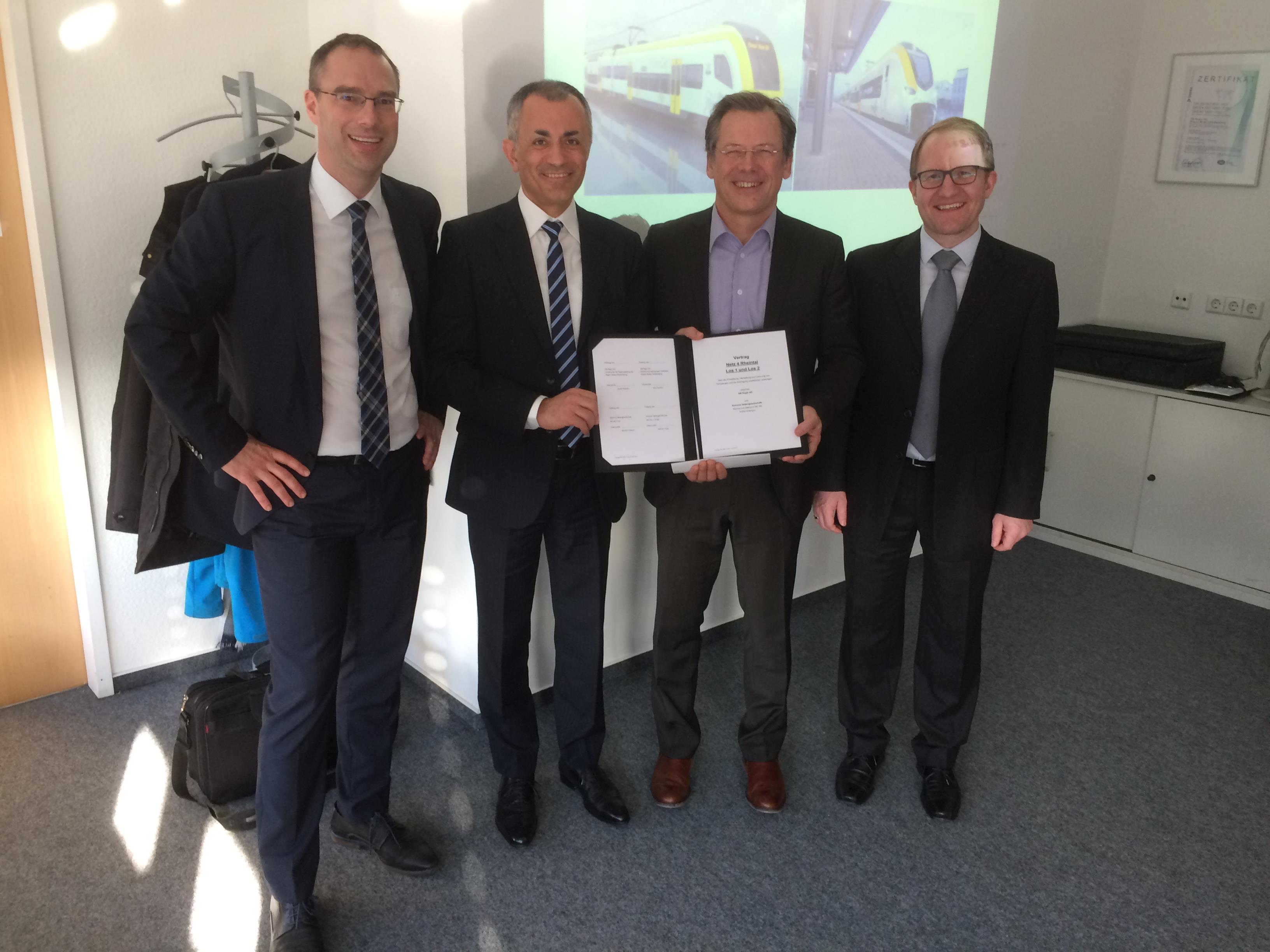 Vertreter von DB Regio und Siemens unterzeichneten am Donnerstag in Freiburg den Vertrag. (Foto: © DB Regio)