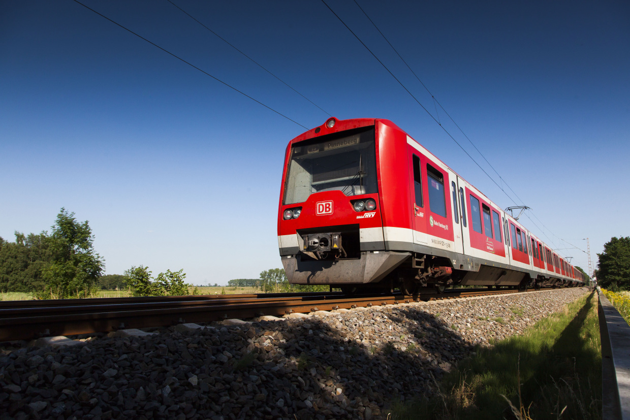 Auf dem Weg nach Pinneberg rollt ein Triebwagen der Baureihe ET 474 der S-Bahn Hamburg. (Foto: © DB AG / Bartlomiej Banaszak)