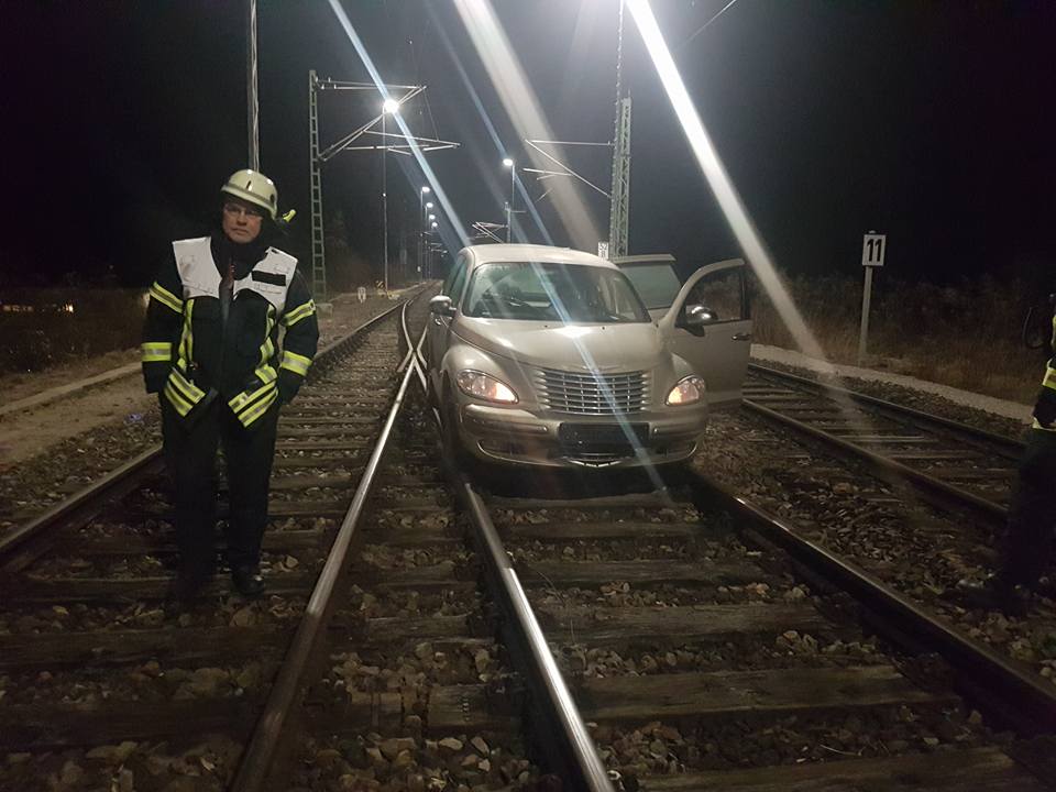 Ein 52-jährige Mann ist mit seinem Chrysler auf den Bahngleisen bei Weilheim liegen geblieben. (Foto: © Freiwillige Feuerwehr Weilheim)
